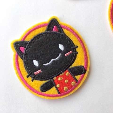 【送料84円／２枚目割引】笑顔が可愛い　黒猫　のワッペン　アップリケ（アイロンワッペン　刺繍　カエル　ワニ　ひよこ）