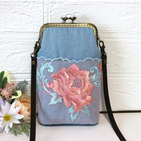 ライトブルー地にコーラルピンクの大きな薔薇の花の刺繍チュールレースを使用した、がま口のスマホポシェット