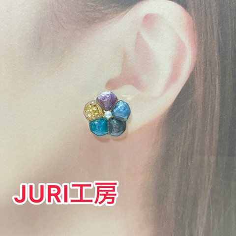 JURI工房  お花キラキラ　ピアス　イヤリング変更可能　ストーン　デートやイベント事に普段使い　レジン　ハンドメイド　光沢　ゴールド　ツヤツヤ　ぷっくり　上品　エレガント　紫　青　黒　