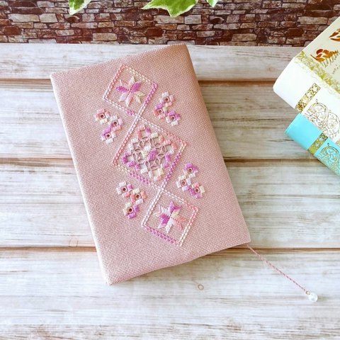 桜ピンク色のブックカバー（ハーダンガー刺繍）文庫本サイズ