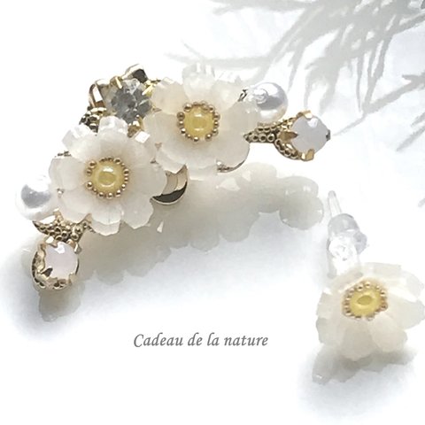 秋桜（コスモス）のイヤーカフ＆樹脂ピアス [白]