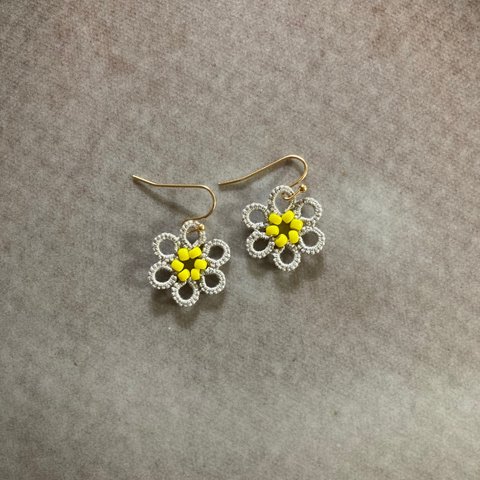 タティングレース  小さなお花ピアス　(2セット)