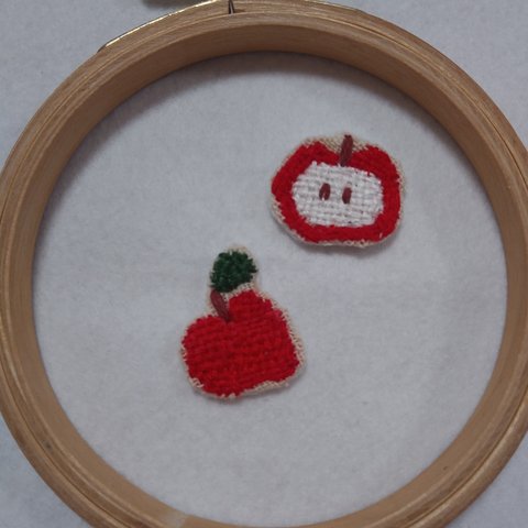 りんごワッペンorブローチ🍎　二個セット　ダーニング刺繍