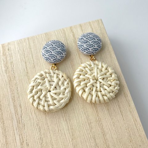 手染め pierced earrings 釦+　青海波 籐白