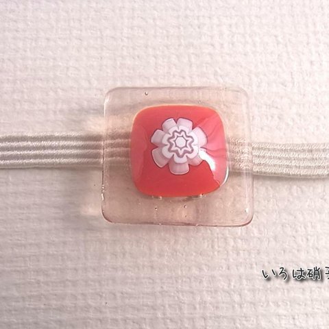 ピンク色の花×赤　帯留め