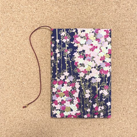 《 四六判》ブックカバー  ハンドメイド  和柄 華 ネイビー