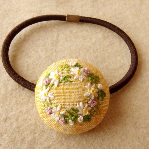 小花のリース刺繍 くるみボタンヘアゴム