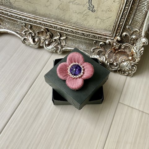 ぷっくり艶めくお花の 刺繍 ブローチ or ポニーフック　ネックレス飾り〔スタイリッシュ〕クラシカルピンク　くすみカラー　くすみピンク　スワロフスキー 秋　冬