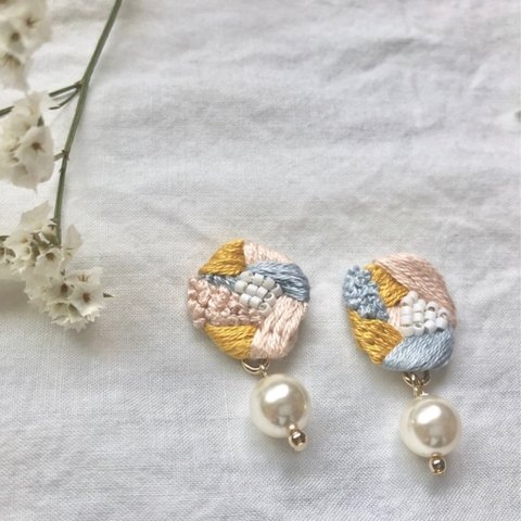 ビーズ刺繍（イエロー×ブルー）  :: ビーズ　刺繍　イヤリング　ピアス　樹脂　樹脂イヤリング　樹脂ピアス　パール　ゴールド ::