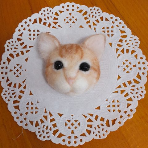 羊毛フェルト・わんにゃんブローチ〈猫〉茶トラ