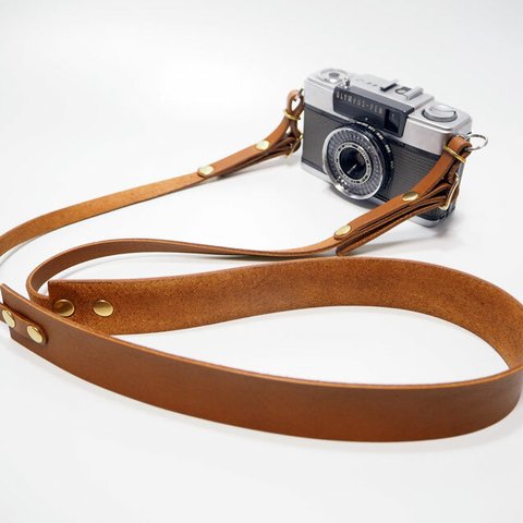 カメラストラップ シンプル 日本製 オイルヌメ革使用 コンパクトカメラ デジカメ用の金具付き キャメル系ブラウン