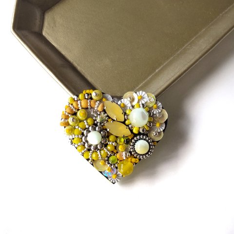 con Amarillo    Antique Silver Beads Reunion  貝ビーズつきハートのビーズ刺繍ブローチ