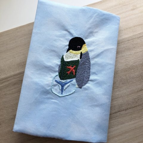 読書に夢中！ペンギンの刺繍ブックカバー(夏)【文庫本用】(むら染ホワイトブルー)