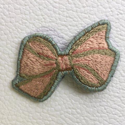 リボンの刺繍　パッチン留め