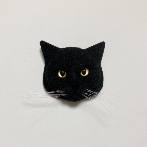 羊毛フェルト 猫ブローチ 黒猫 金眼