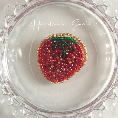 いちごのビーズ刺繍ブローチ