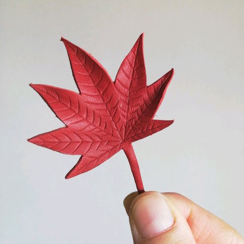 本革　真っ赤もみじブローチ🍁　♪