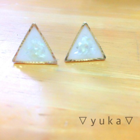 さんかく △ オーロラ ピアス