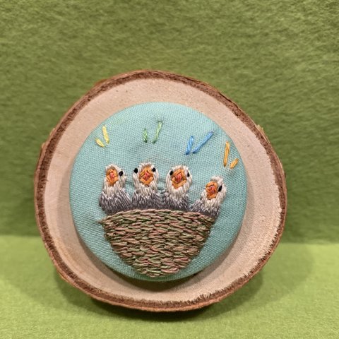 くるみボタン刺繍　ヘアゴムorブローチ　賑やかな四つ子の小鳥