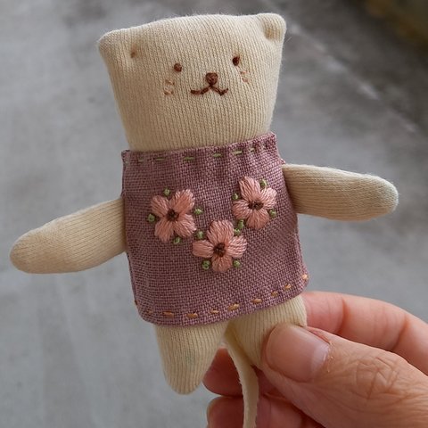 ネコちゃん　小花の刺繍