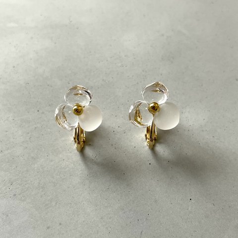 ●1  -  flower.  -  earrings • ear clips（ クリアピアス クリアイヤリング 花ピアス 花イヤリング ）