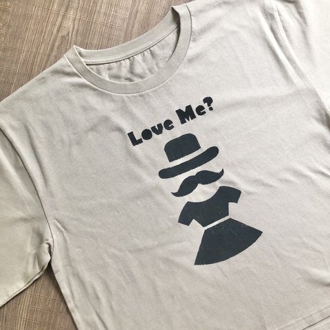 ワンピースを着た紳士~Love Me?~ Tシャツ　サンドベージュ×ダークグレー