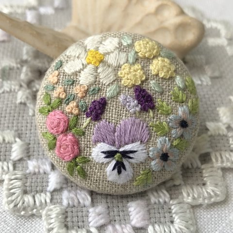 「ビオラとお花たち」刺繍ブローチ