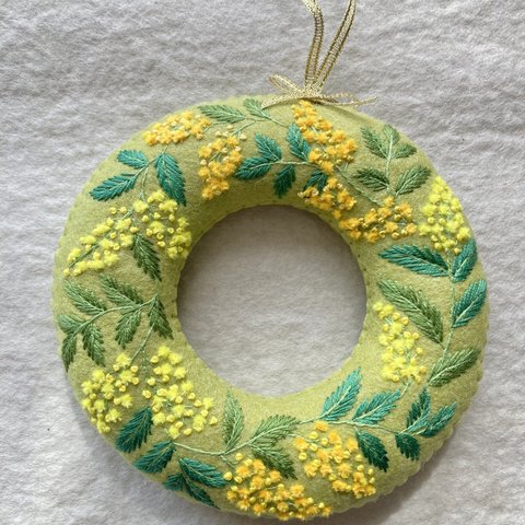 フェルトと刺繍のミモザリース2