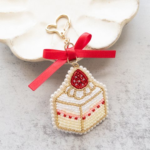 ケーキ　キーホルダー🍰　ビーズ刺繍　アクセサリー