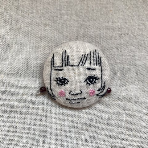 顔刺繍ブローチ ガーネット