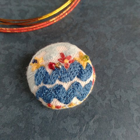 くるみボタンの刺繍ブローチ◆みずがめ座　マーク◆ミニサイズ