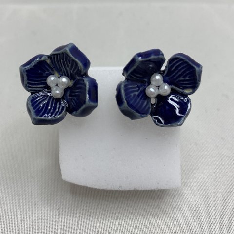 小さなお花のピアス