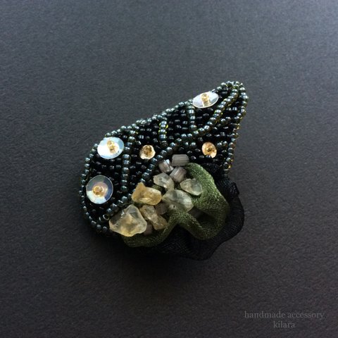 蛍舞う暮夜✧ビーズ刺繍ブローチs