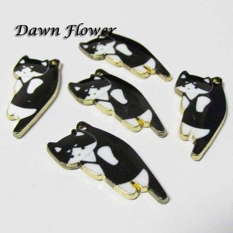 【D-0176】8pcs　つままれた猫　26×13mm　ブラック　　チャーム