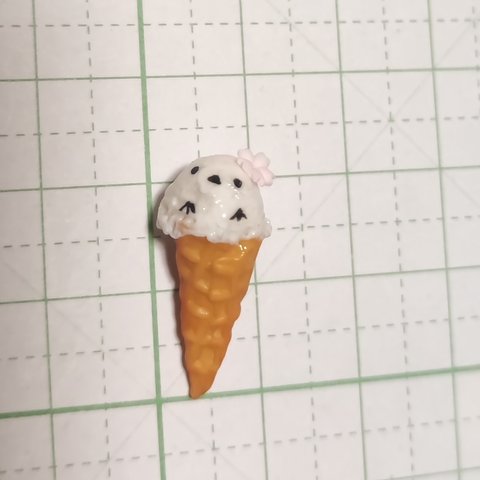 ミニチュア　シマエナガのアイス🍦落ちてないアイス  虚無。ではないアイス