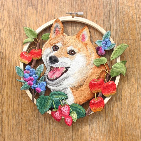 柴犬とフルーツたっぷりの刺繍リース