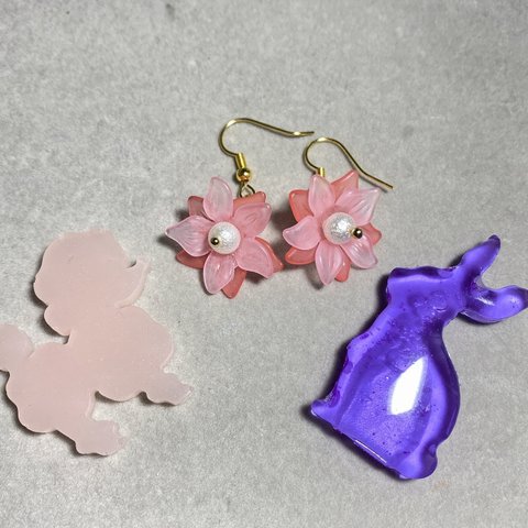 ピンクの花柄フックピアス