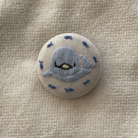 白くじらの手刺繍くるみブローチ