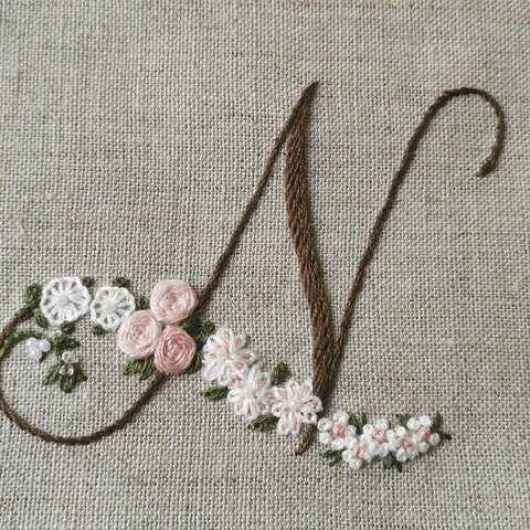 お花とアルファベットの刺繍キット　N (ブラウン系）