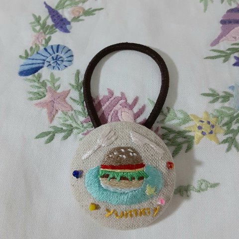 yummy！なハンバーガー🍔刺繍のヘアゴム(くるみボタン)