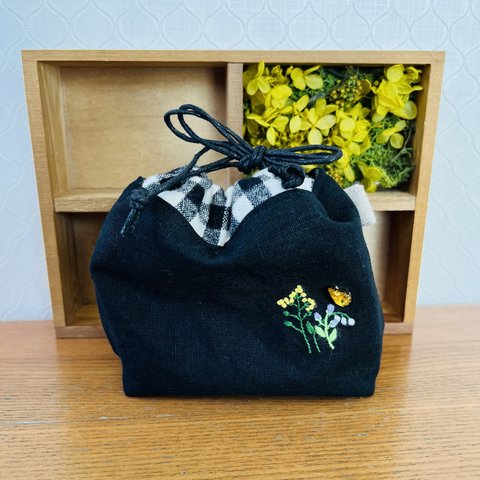 手刺繍と雫ビジューの巾着＊359