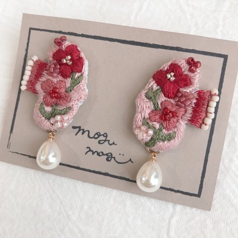 刺繍アクセサリー🕊花と鳥♧red（イヤリングorピアス）