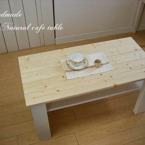 　無垢材仕様のcafeテーブル