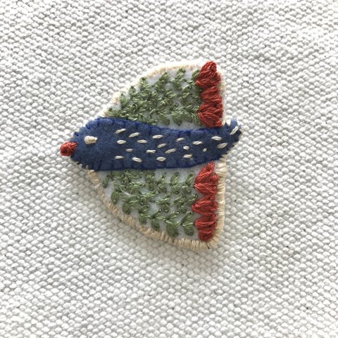 手刺繍　フェルトの鳥さんブローチ　ナチュラル