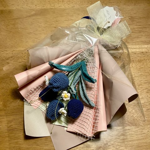 【プレゼント】 【編み物】【花束】　青いチューリップと可愛い小花
