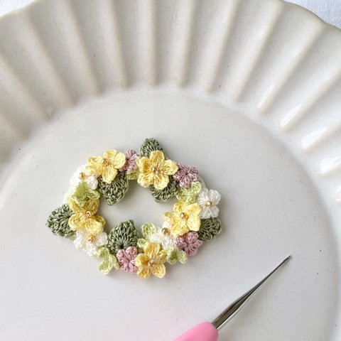 色とりどりのお花がいっぱい パッと華やぐリースのアレンジメントブローチ