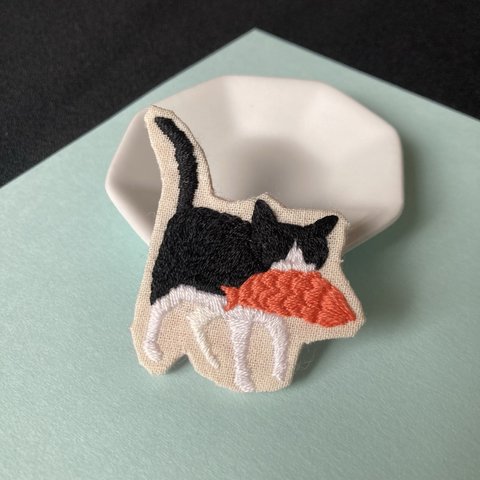 お魚くわえた白黒猫の刺繍ブローチ