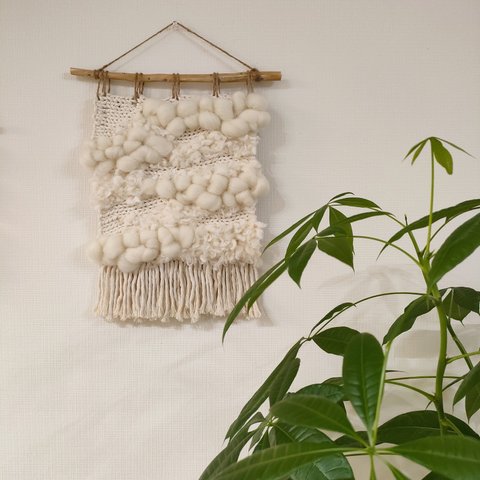 hand weaving tapestry ◎　ふわふわ・もこもこ ２種の羊毛とマクラメ糸のウィービングタペストリー　ホワイト