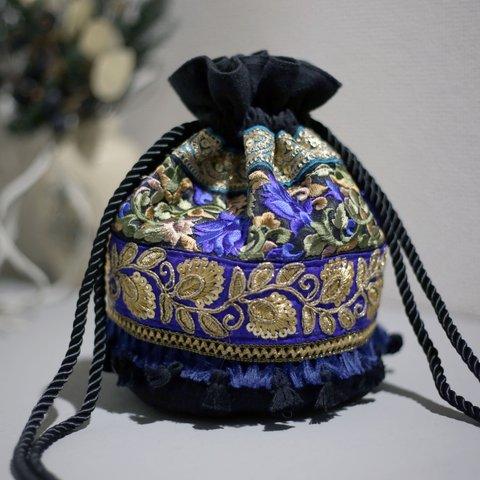 【ラスト1点】Sサイズ✴︎インドブレード＆麻スラブ　丸底ミニ巾着バッグ　刺繍　青　ゴールド　花柄　スパンコール　タッセル