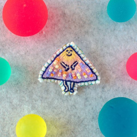 ▲刺繍とビーズのブローチ▲お行儀の良い三角さん